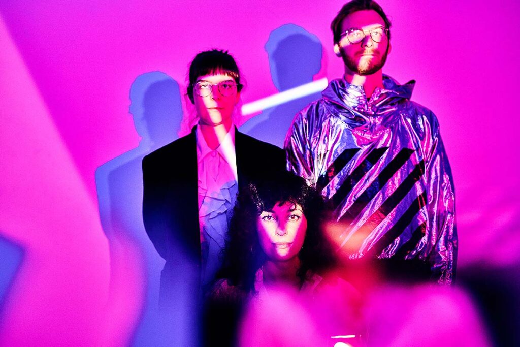 Das Sheen Trio: Shabam Parvaresh mit Schlagzeuger Philipp Buck und Gitarristin Ula Martyn-Ellis.