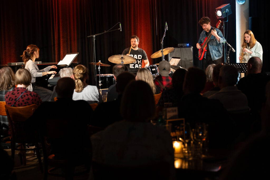 re:calamari mit Chaerin Im, Peter Gall, Oliver Lutz und Marta Wajdzik. 
Foto: Angela von Brill