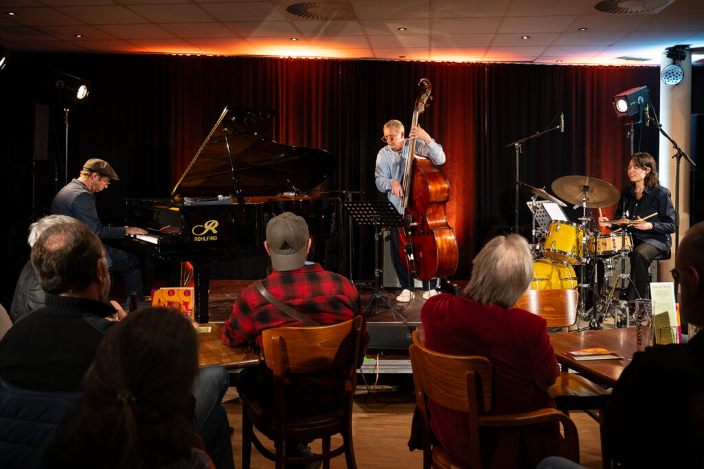 Aaron Parks, Anders Christensen und Cornelia Nilsson haben das Jazz Festival Osnabrück eröffnet. 
Foto: Angela von Bril