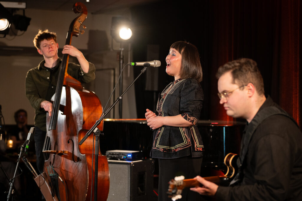 Enji mit River Adomeit am Bass und Paul Brändle an der Gitarre.
Foto: Angela von Brill