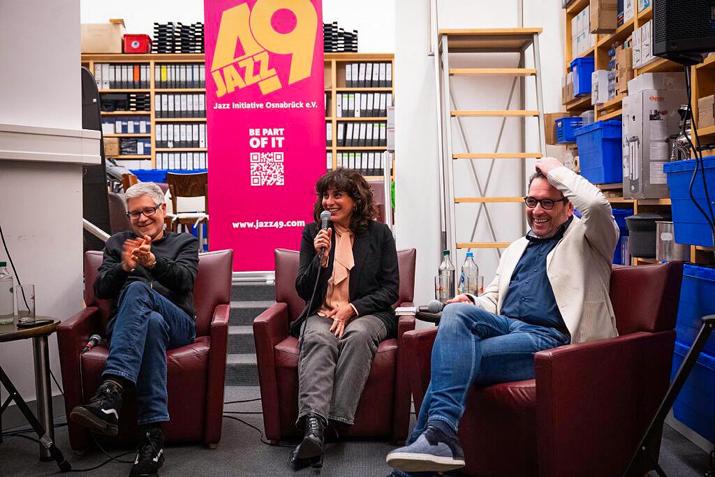 Diskussion über Jazzmusik auf dem Jazzfestival in Osnabrück. Shabnam Parvaresh, unsere Kuratorin und Programmchefin, der NDR-Jazzredakteur Stefan Gerdes und NOZ-Kulturredakeur Ralf Döring haben über Jazzaufnahmen gesprochen.