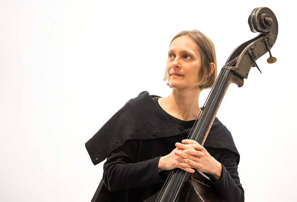 Am Mittwoch, 25. November, kehrt Anne Mette Iversen zurück ins Blue Note in erweiterter Besetzung: Ternion Q Expanded hat sie das Projekt genannt, und dafür hat sie die Stammbesetzung aus Silke Eberhard, Saxofon, Geoffroy De Masure, Posaune, Roland Schneider an den Drums und Anne Mette selbst am Bass um drei Bläser erweitert.
